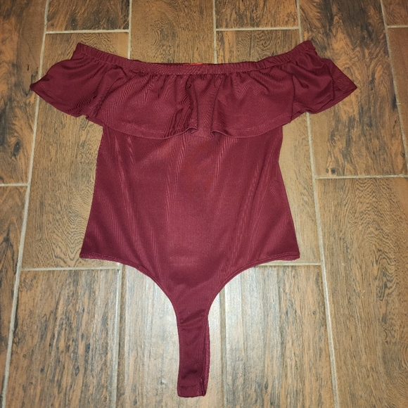 Guess Large Off Shoulder Body Suit with Snaps Blouse in Wine - Picture 7 of 11